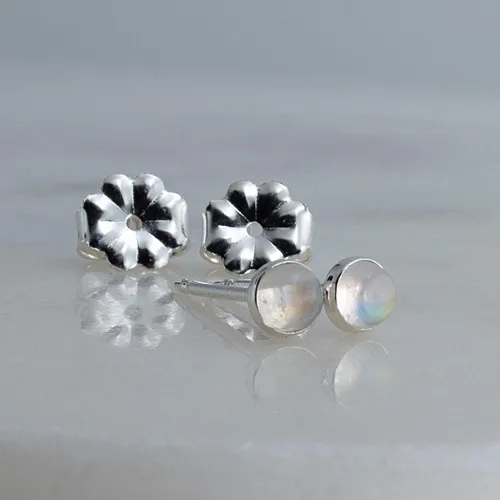 Vista 82 de Aretes pequeños de plata de ley para cartílago, tragus, hélix, múltiples piercings hipoalergénicos, piedra natal para mujer, juego de bisel