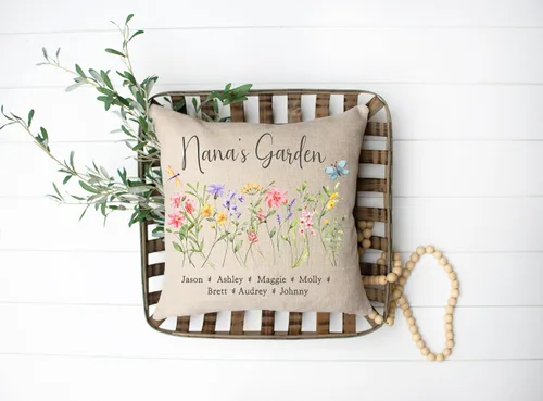 Vista 5 de Almohada personalizada con diseño de flores silvestres del jardín de la abuela con nombres de nietos, regalo de apellido familiar, perfecta