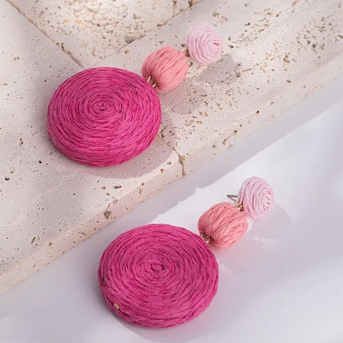Vista 5 de Statement Raffia - Aretes redondos de bola colgantes de rafia, bonitos aretes bohemios hechos a mano para el verano para mujer