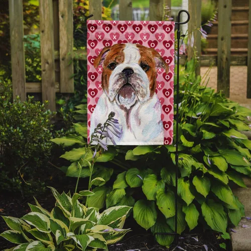 Vista 2 de Caroline's Treasures SS4484GF Bandera de jardín con diseño de bulldog inglés y corazones para el Día de San Valentín, bandera decorativa para patio