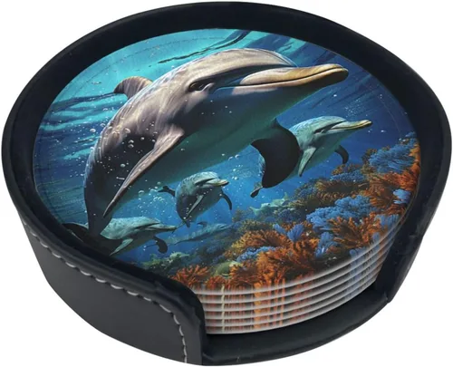 Vista 4 de Juego de 6 posavasos de cuero con estampado de delfines con soporte para vasos o bebidas calientes o frías, mesa de centro de madera