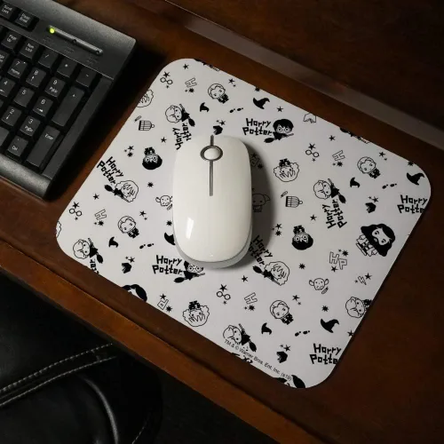Vista 2 de Harry Potter - Alfombrilla de mouse delgada de perfil bajo con patrón Chibi en blanco y negro