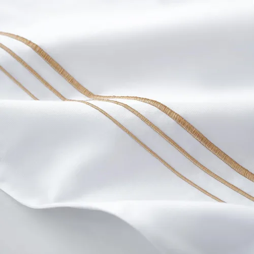 Vista 4 de HiEnd Accents - Juego de funda de edredón de 3 piezas, tamaño King, color blanco con bordado dorado, ropa de cama de algodón de lujo