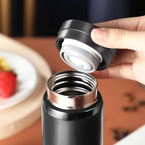 Vista 4 de Mini Thermos Bonita Botella de Agua - Matraz Pequeño Diminuto Aislado al Vacío de Acero Inoxidable 18/10 de 7 oz - A Prueba de Fugas y Derrames