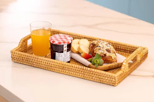 Vista 4 de YANGQIHOME Bandeja de ratán tejida a mano de 14.6 pulgadas con asas, bandeja rectangular de mimbre para mesa de café, desayuno, bebidas, frutas