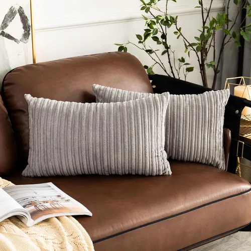 Vista 164 de UGASA - Fundas de almohada decorativas de terciopelo suave y sólidas de Navidad para sala de estar/sofá, 16 x 16 pulgadas, 2 unidades, color burdeos