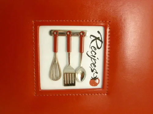 Vista 4 de C.R. Gibson Carpeta de cuero rojo para recetas de cocina, 9 x 9.5 pulgadas