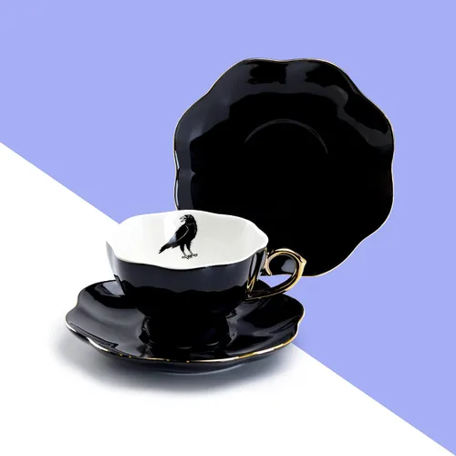 Vista 2 de Raven - Taza de té y platillo de porcelana fina negra con cuervo pintado a mano, color negro, blanco y dorado