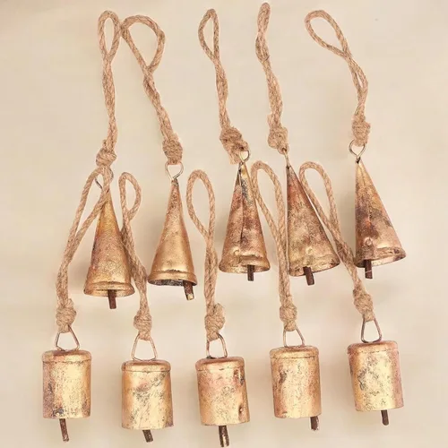 Vista 4 de Juego de 10 cascabeles y campanas de vaca doradas rústicas para manualidades, juego de cencerros pequeños vintage de 3.15 pulgadas con cuerda de Oro