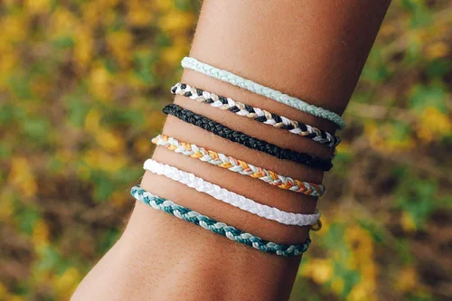 Vista 3 de Pura Vida - Mini Pulsera trenzada Brazalete chapado, banda ajustable
