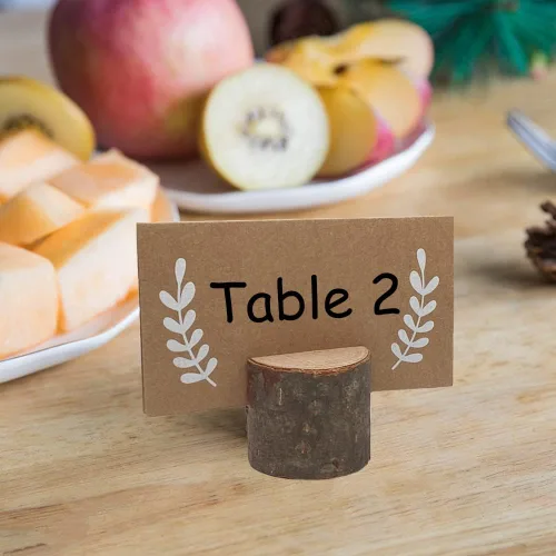 Vista 3 de 12 tarjeteros de madera rústica con 15 tarjetas de lugar de papel Kraft, soporte para números de mesas de madera, soportes para tarjetas de nombre