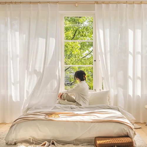 Vista 2 de 2 paneles de cortinas plisadas blancas para ventana de 54 pulgadas de largo, cortinas semitransparentes con rayas verticales que filtran suavemente