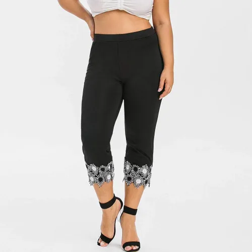 Vista 4 de Pantalones capri para mujer, talla grande, leggings capri elásticos para yoga, correr, mallas atléticas con ribete de encaje de guipur sólido, Negro