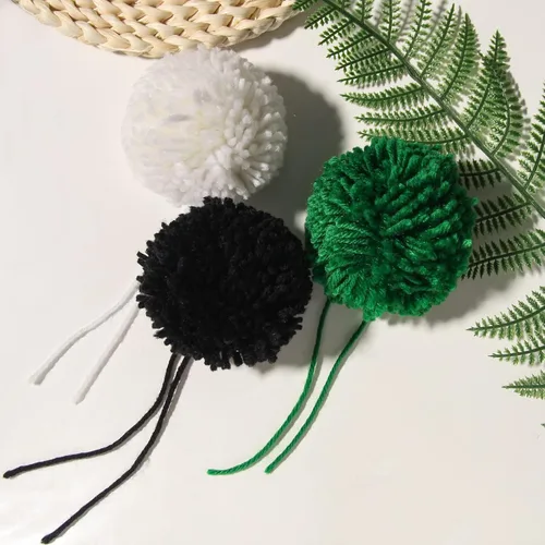 Vista 3 de Paquete de 12 pompones de hilo para sombreros 8CM-3PULADAS Suministros de fiesta Arte y manualidades hechas a mano Accesorios decorativos (Negro)