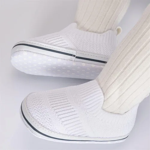 Vista 2 de Meckior - Zapatos para recién nacidos, tipo mocasines de lona con suela suave para recién nacidos, bebés, niños y niñas que estén dando sus primeros