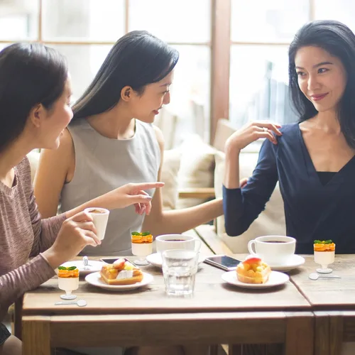 Vista 7 de Paquete de 50 tazas de postre de plástico transparente con cucharas, tazas de mousse de 5 onzas, tazas de parfait transparentes, tazas de postre