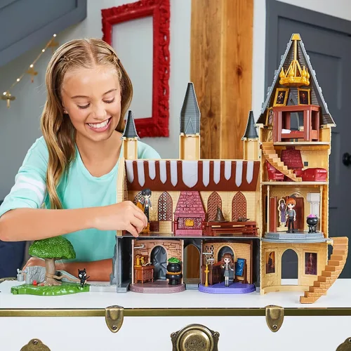 Vista 3 de Wizarding World Harry Potter, exclusivo castillo de Hogwarts de lujo de Magical Minis, 3 juegos de aula, 22 accesorios, 3 figuras, luces y sonidos