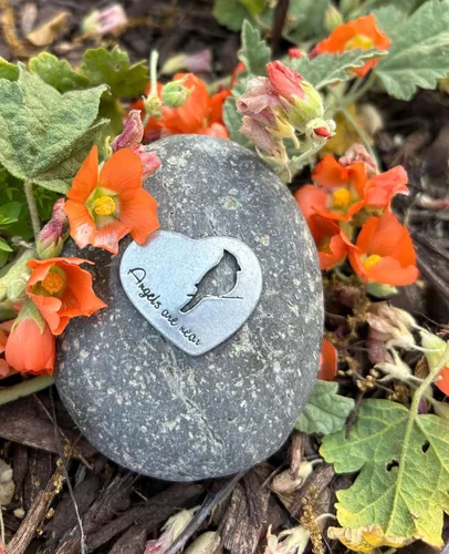 Vista 4 de Regalo de recuerdo de condolencias – Los ángeles están cerca – Placa de peltre sobre una piedra de río – Bonita adición a un jardín conmemorativo