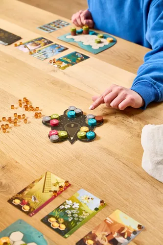 Vista 8 de Asmodee Harmonies Juego de mesa - Crea paisajes oníricos, juego estratégico y poético, juego familiar divertido para niños y adultos, a partir de 10