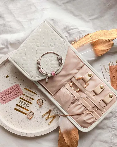 Vista 2 de BAGSMART - Organizador plegable de joyas para viaje, joyero de viaje de diseño floral y borla para llevar anillos, collares, aretes y pulseras