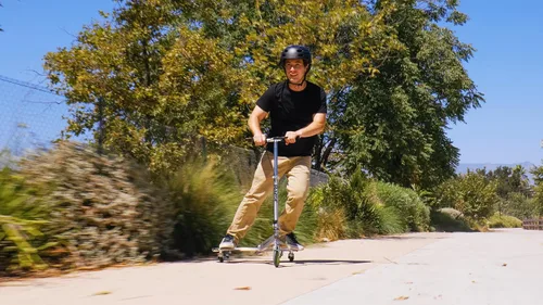 Vista 2 de Razor Patinete con ruedas PowerWing Plata/Verde DLX