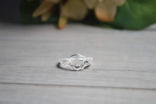 Vista 4 de Womens Irish Traditional Claddagh Ring 925 Sterling Silver Cubic Zirconia Statement Ring Love Loyalty and Friendship Heart