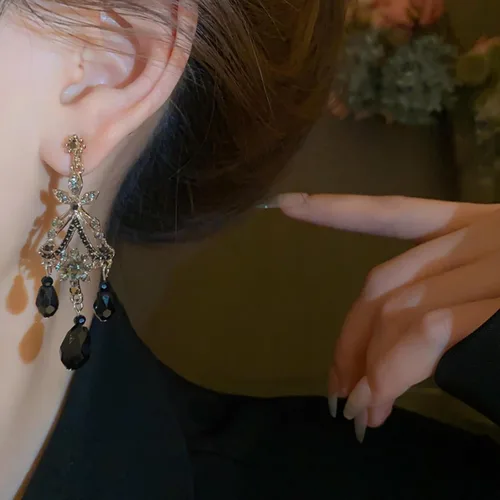 Vista 6 de Aretes colgantes negros vintage bohemios para mujer, aretes colgantes negros de moda, aretes barrocos bohemios, aretes de araña de lágrima y borla