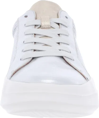 Vista 3 de Gentle Souls by Kenneth Cole Women's Rosette - Tenis con plataforma, color plateado, 6 M de EE. UU, plateado