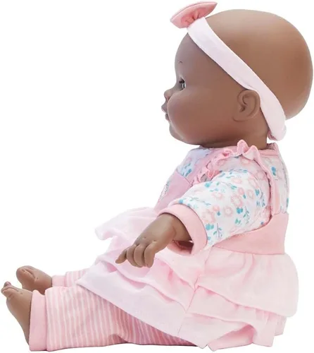 Vista 4 de Madame Alexander Muñeca Bebé Cuddles de 14 Pulgadas con Biberón, Rosa Floral, Tono de Piel Oscuro