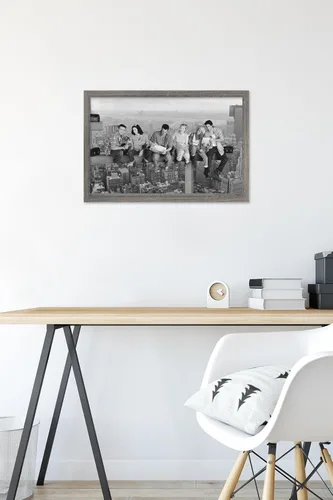 Vista 6 de Trends International Friends - Póster de pared posado, 14.725 x 22.375 pulgadas, versión enmarcada de madera de granero