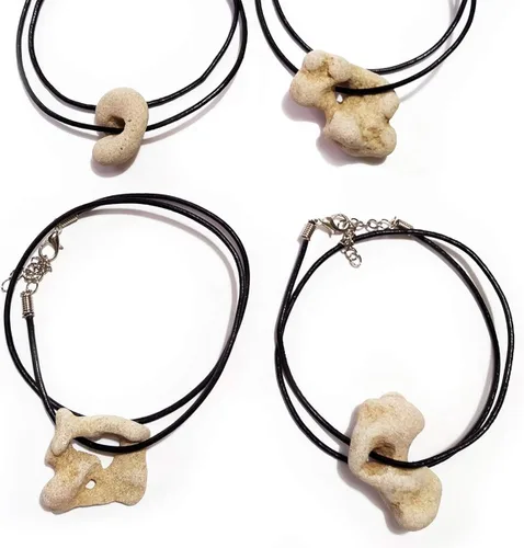 Vista 2 de Collar de piedra de bruja natural (17.7in 18 pulgadas) del Mediterráneo Cada piedra tiene un agujero natural y es única. Hag, Holey, Magical