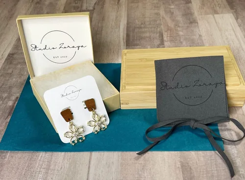Vista 9 de Flowers & Pearls Dangle Earrings