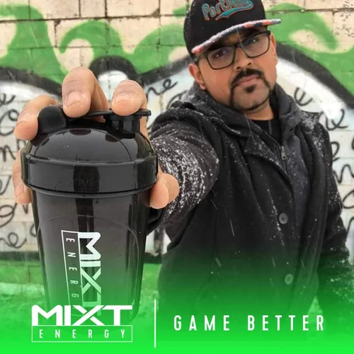 Vista 3 de MIXT Energy Botella agitadora, botella agitadora de 16 onzas, sin BPA y tecnología de mezcla de tapa (16 oz, negro)