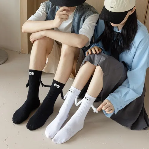 Vista 4 de Keauexp Hand In Hands Holding Socks Magnetic That Hold Funny Men Couple For Women, White Black Novelty Boys Girls, 3d Doll Big Eye Friendship