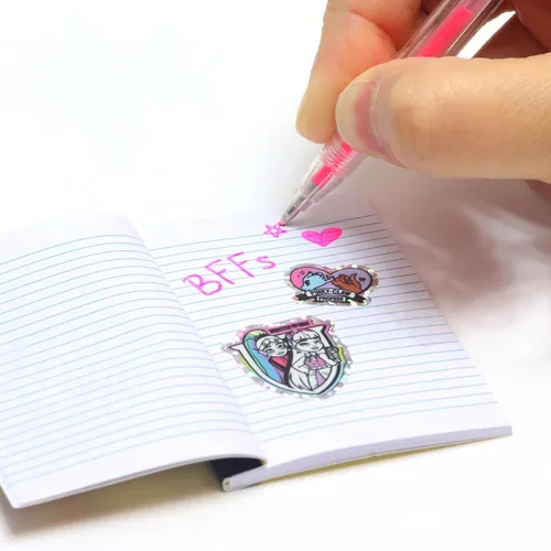 Vista 5 de Tara Toy Monster High: Design Activity Locker - Doodle & Decorate, estuche de almacenamiento en forma de ataúd de lavanda con bloqueo, mini