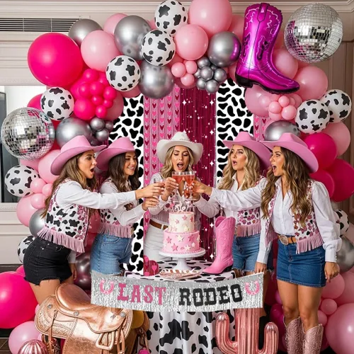 Vista 3 de Decoración de fiesta de despedida de soltera de vaquera con arco de globos de color rosa intenso y plateado, botas de disco con estampado de vaca