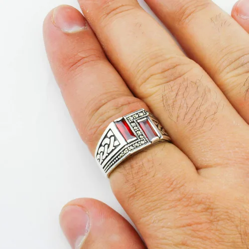 Vista 3 de Anillo de plata de ley 925 maciza, hecho a mano con corte baguette, piedra rubí roja simulada y piedra de marcasita para hombre, Metal Metal Piedra