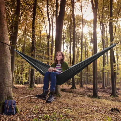 Vista 9 de Grassman Hamaca de camping doble y individual hamaca portátil con correas de árbol, hamacas de paracaídas de nailon ligero, accesorios de Negro &