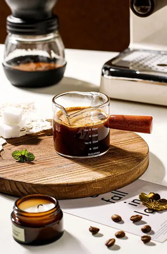 Vista 6 de Taza medidora de café expreso y vaso de chupito de espresso con mango de madera y boquilla doble como accesorios para café, leche y salsa de miel
