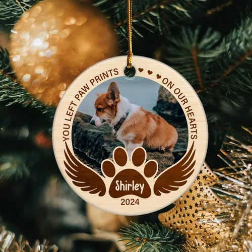 Vista 3 de Huellas de pata que dejaste en nuestros corazones Adorno 2025, Adornos personalizados para perros para árbol de Navidad, Adorno de cerámica