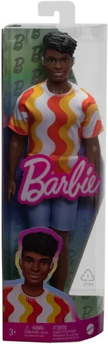 Vista 6 de Muñeco Barbie Fashionistas Ken #220 con audífonos detrás de la oreja y cuerpo ancho usando una camisa de patrón naranja removible, pantalones cortos