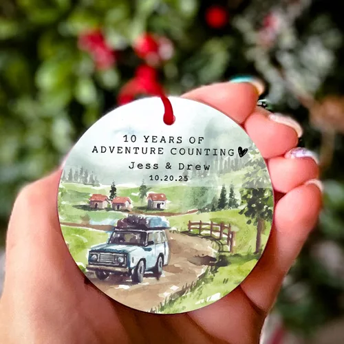 Vista 2 de Yippee Daisy Adorno de campamento personalizado – 10º aniversario para él y ella – 10 años casados juntos – Adorno de Navidad para parejas – 2025