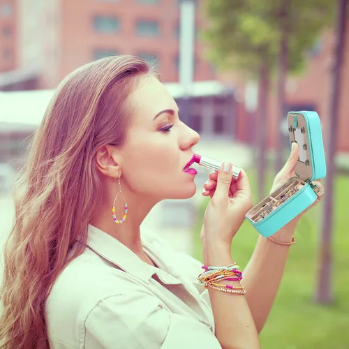 Vista 4 de Yesteel Joyero con inicial, organizador de joyas, cajas de joyería para viajes, mejores amigas, regalos de cumpleaños para mujeres, regalos