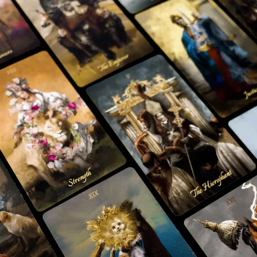 Vista 2 de La Muci Tarot barroco de lámina dorada - Baraja de 78 cartas con guía para principiantes, bordes dorados y obras de arte únicas