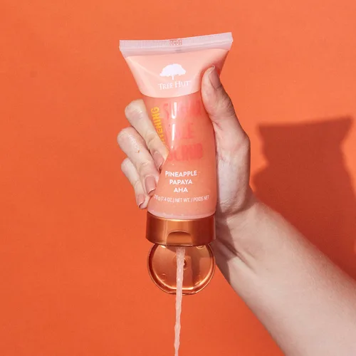 Vista 3 de Tree Hut Exfoliante facial iluminador de piña y papaya Limpia profundamente los poros para eliminar la piel muerta y las impurezas Cuidado