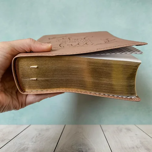 Vista 6 de CSB, She Reads Truth Bible, oro rosa, letras y grabadas a mano, grabado con nombre personalizado, regalo personalizado para cumpleaños, graduación