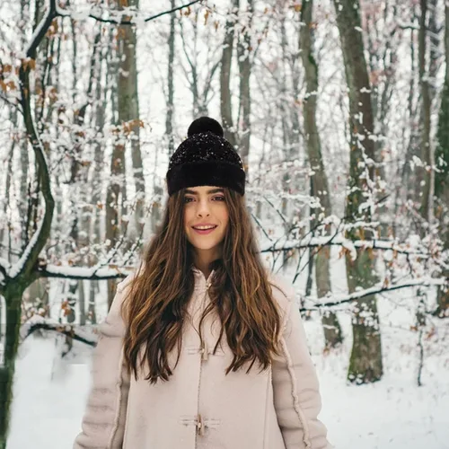 Vista 4 de Gorro de invierno para mujer, gorro de punto con piel sintética extraíble, pompón y lentejuelas