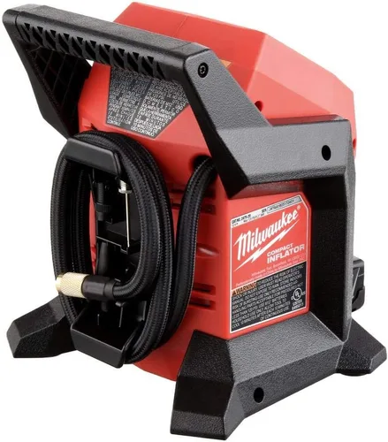 Vista 2 de Milwaukee Kit de inflador compacto inalámbrico de iones de litio M12 de 12 voltios con batería de 4.0 Ah y cargador