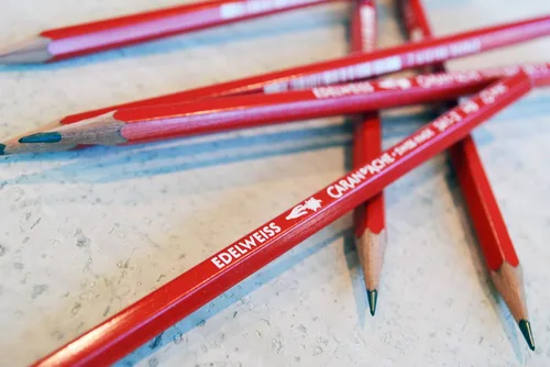 Vista 5 de Caran d'Ache Edelweiss HB - Lápiz de escritura, fabricado en Suiza, paquete de 12