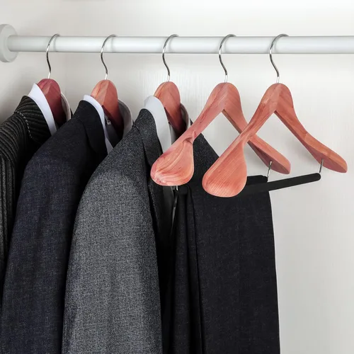 Vista 6 de TOPIA HANGER Perchas de madera de cedro rojo americano sin terminar, perchas de madera de lujo para chaquetas, hombros anchos con barra acolchada
